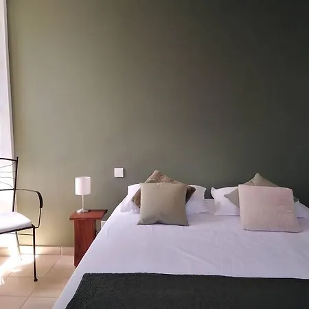 A Deux Pas De St Cirq Lapopie , Des Murets De L'isa