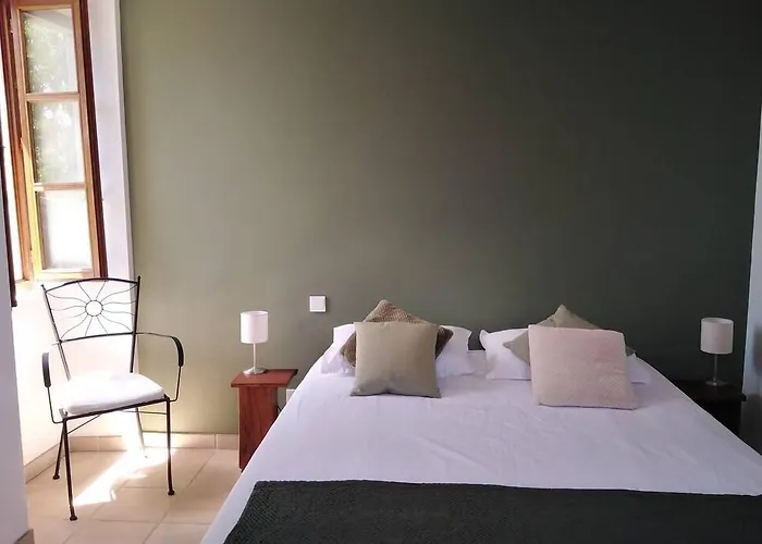 A Deux Pas De St Cirq Lapopie , Des Murets De L'isa